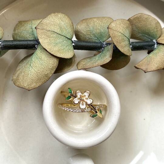 Taşlı Beyaz Çiçek Çapraz Tasarım Yüzük Kombin